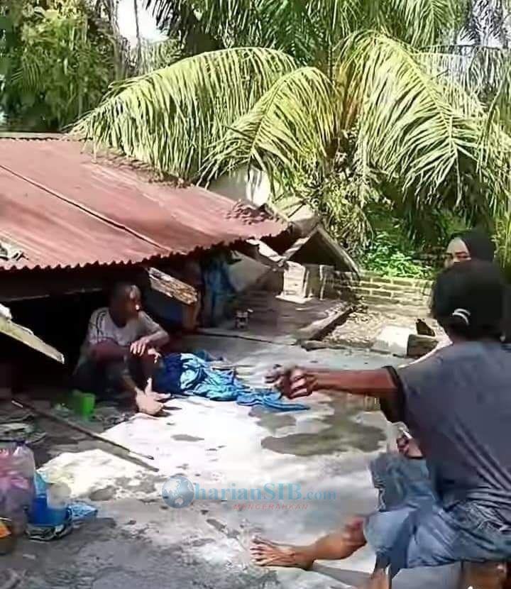 Pasutri Lansia di Batubara Tinggal di Rumah Roboh, Hidup Bergantung pada Belas Kasihan Warga