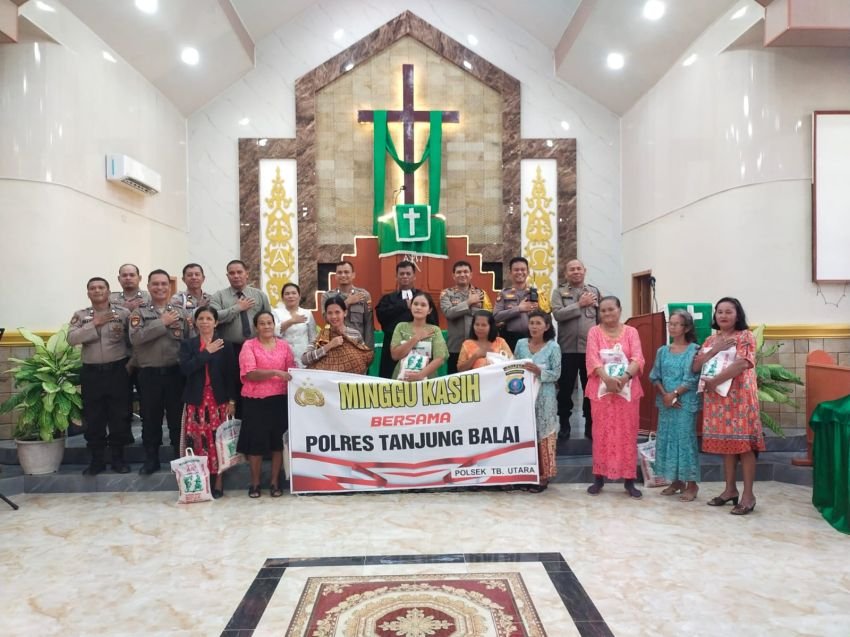 Wakapolres Tanjungbalai Pimpin Kegiatan Minggu Kasih, Berikan Bantuan Kepada Jemaat