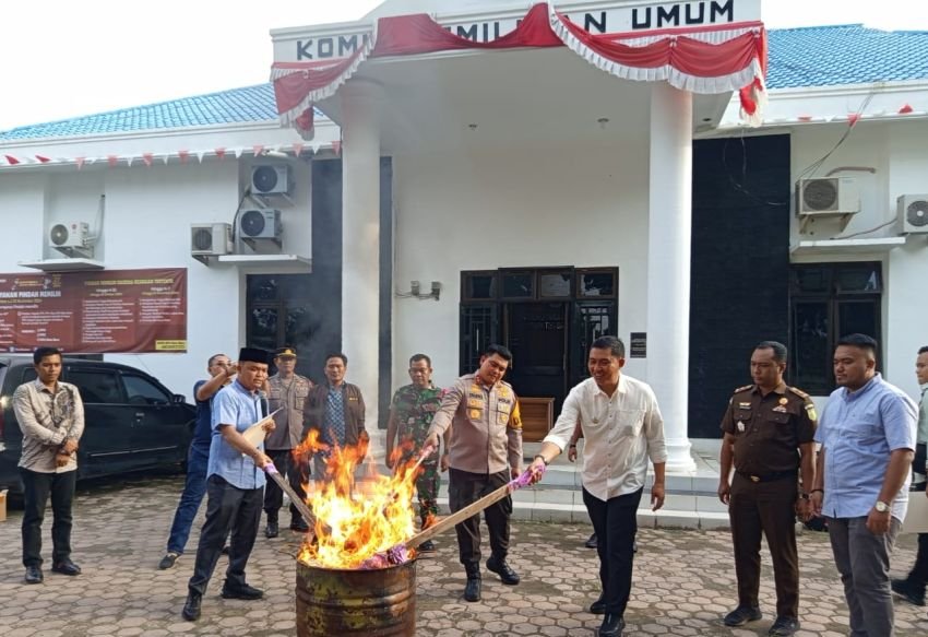 KPU Batubara Musnahkan Surat Suara Lebih dan Rusak