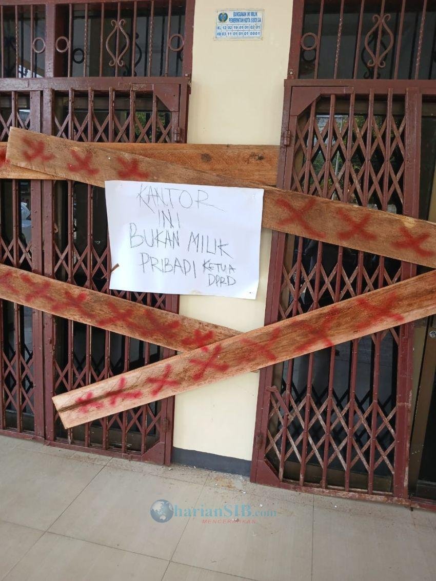Pimpinan dan Anggota Segel Kantor DPRD Sibolga, Ketua Dewan Belum Berkomentar