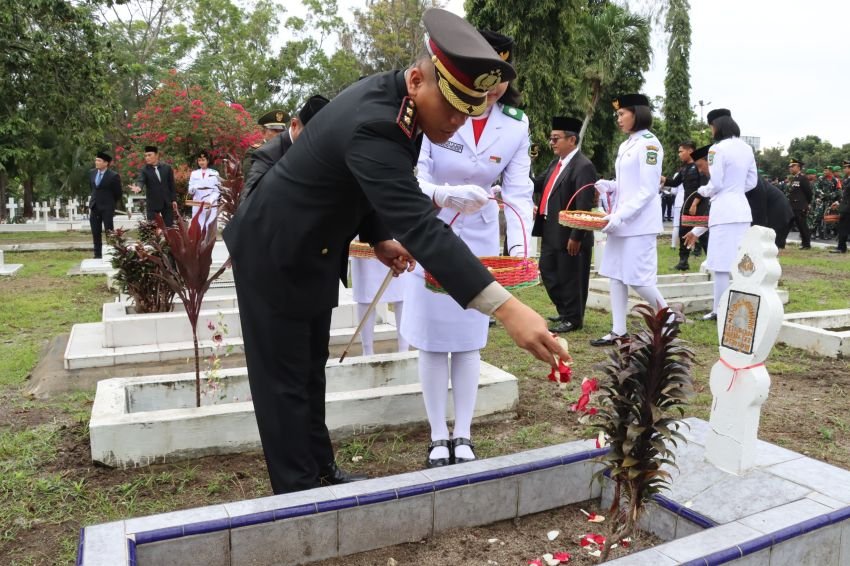 Peringati Hari Pahlawan 2024, Polres Pematangsiantar Gelar Ziarah ke TMP Nagur
