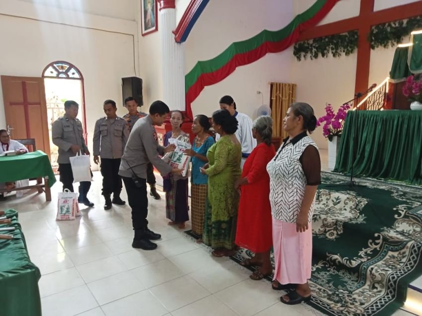 Minggu Kasih, Wakapolres Tanjungbalai Berikan Bantuan kepada Jemaat HKBP Pasar Baru