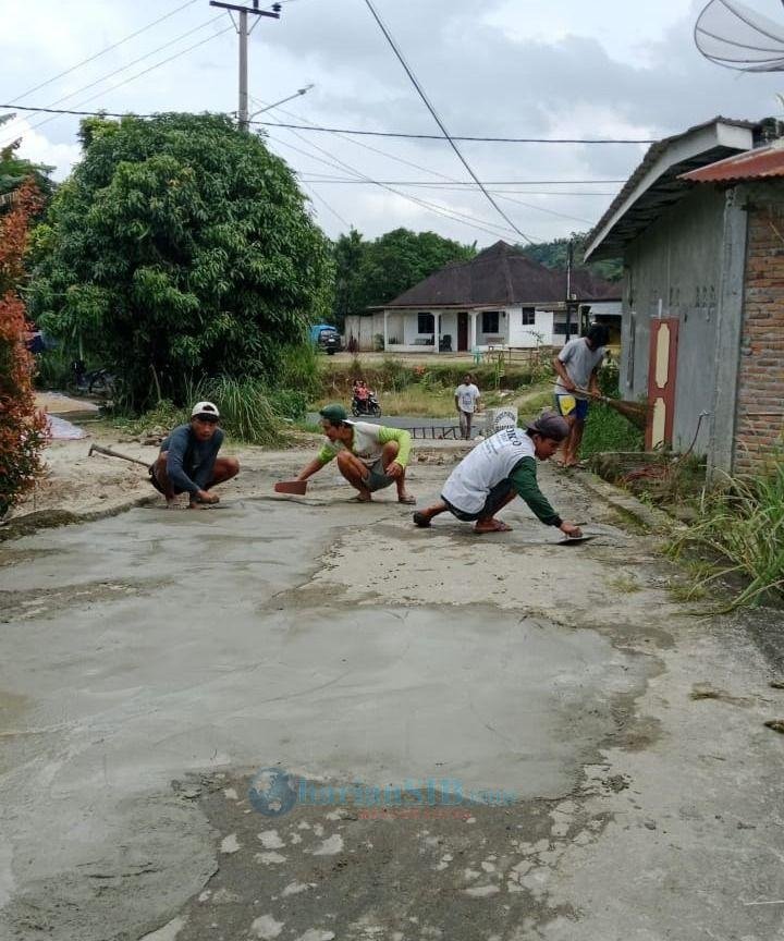Sambut Natal, Pemuda Sosim Perbaiki Jalan Lingkungan Secara Swadaya di Simalungun