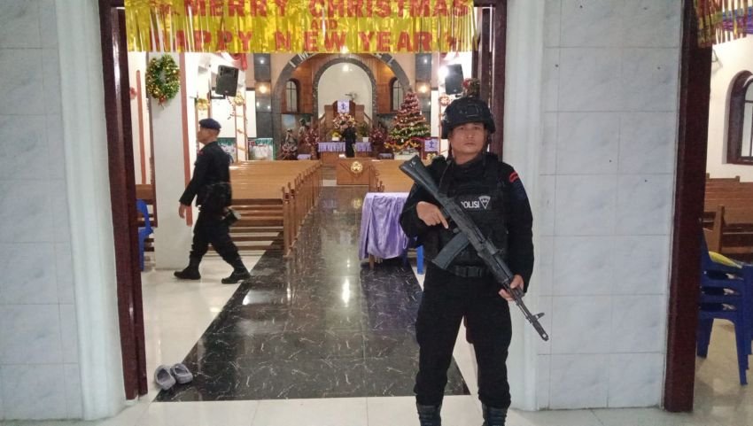Personel Polres Pematangsiantar dan Tim Jibom Sterilisasi Gereja Prioritas Jelang Ibadah Natal