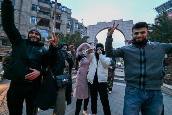 Warga Suriah Berpesta Pemerintahan 24 Tahun Presiden Assad Berakhir