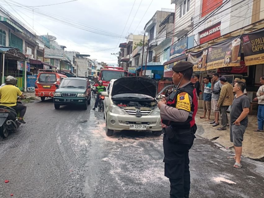 Mobil Terbakar di Jalan Wahidin, Sat Samapta Polres Pematangsiantar Turun Amankan Lokasi