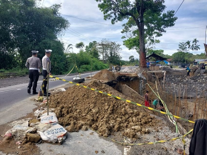 Jelang Nataru, Polres Simalungun Survei Jalan Longsor di Jalur Siantar-Parapat