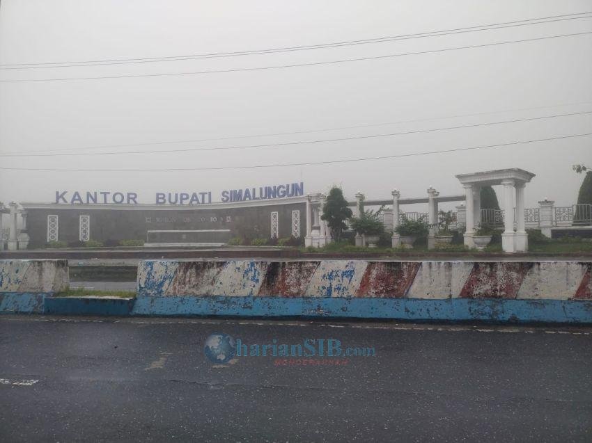 Kabut Melanda Raya Ibukota Kabupaten Simalungun