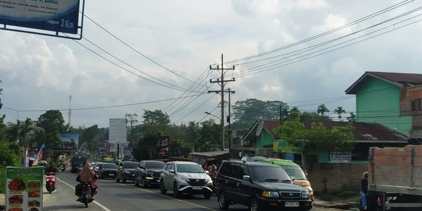Hari Terakhir Arus Balik Libur Tahun Baru, Volume Kendaraan Padati Jalan Medan Menuju Pintu Tol Sinaksak