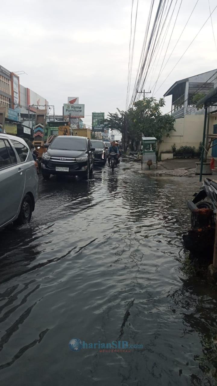 Hujan Lebat Mengguyur Kota Medan, Jalan Pancing/William Iskandar Langganan Banjir
