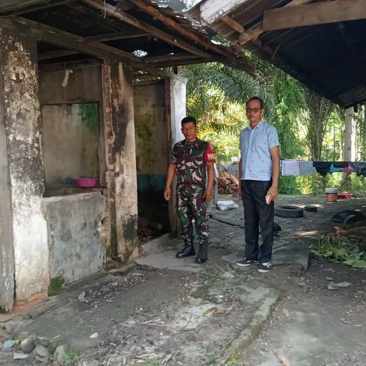 Peduli Lingkungan, Babinsa Bersama Kepala Desa Sipeapea Cek Sanitasi Warga