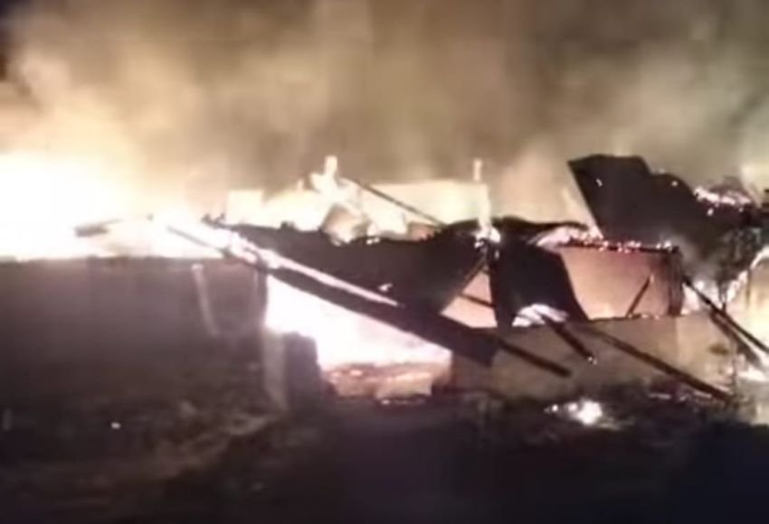 Dua Rumah Terbakar di Desa Perkebunan Padang Halaban Labura