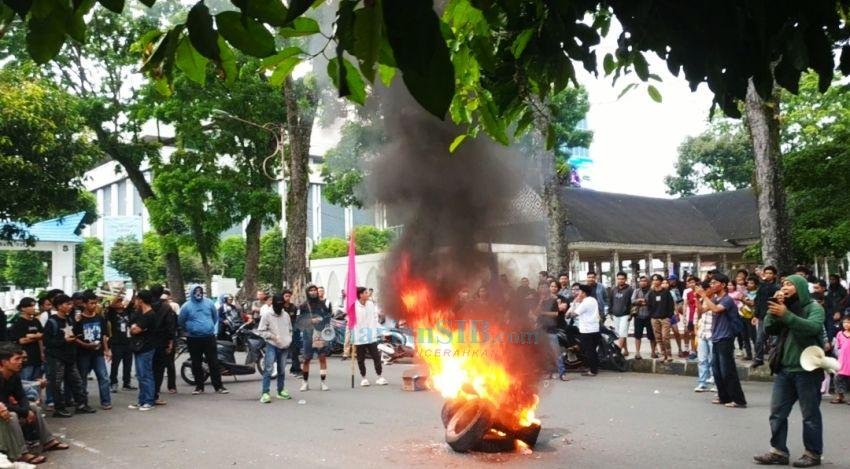Mahasiswa di Pematangsiantar Bakar Ban dan Nyalakan Lilin Tolak UU TNI
