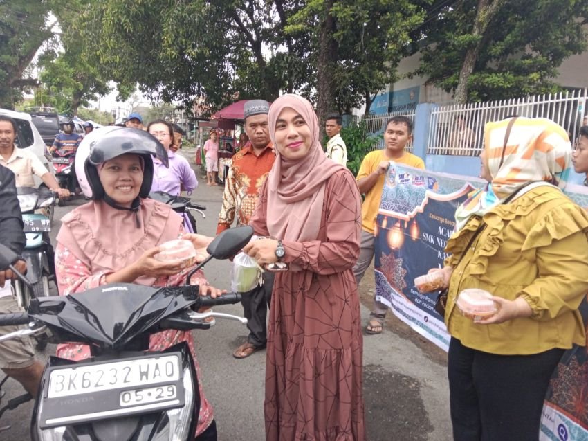 Siswa dan Guru SMKN 1 Pematangsiantar Bagikan Takjil Gratis