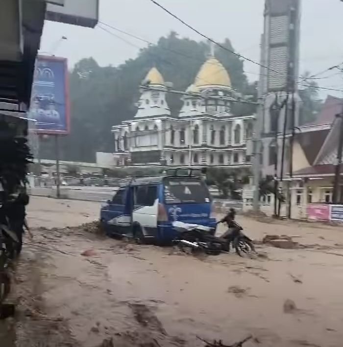 Pasca Banjir Bandang, Kota Wisata Parapat Dibersihkan
