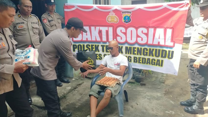 Bakti Korps Bhayangkara, Polsek Telukmengkudu Salurkan Sembako Pada Warga Sakit Menahun