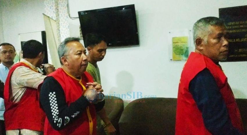 Pakai Baju Rompi dan Tangan Diborgol, 3 Tersangka Korupsi Pembangunan Gedung Telkom Ditahan Jaksa