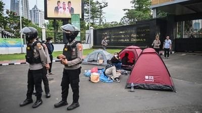 Massa Aksi Tolak RUU TNI Menginap di Depan Gerbang DPR