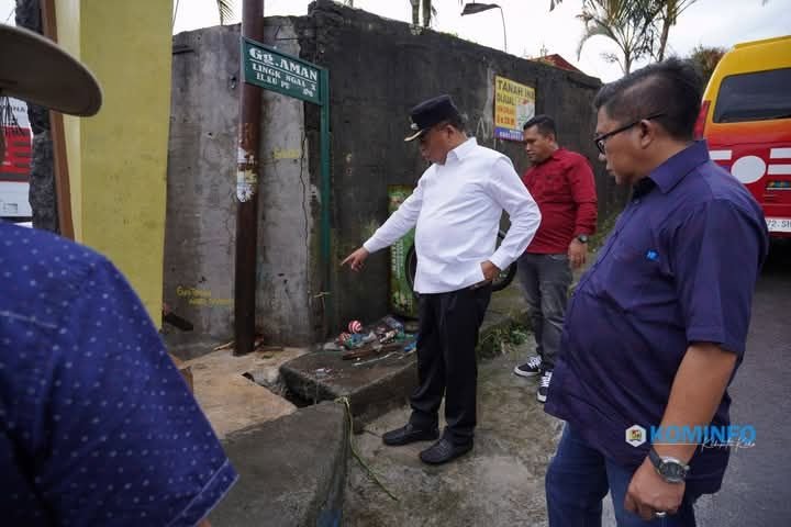 Bupati dan Wakil Bupati Karo Meninjau Penyebab Banjir di Kabanjahe