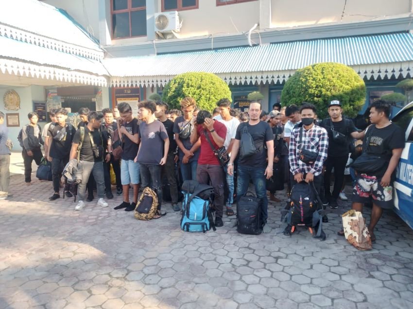 Imigrasi Terima Pelimpahan 70 PMI Non Prosedural dan 1 WNA dari Lanal TBA