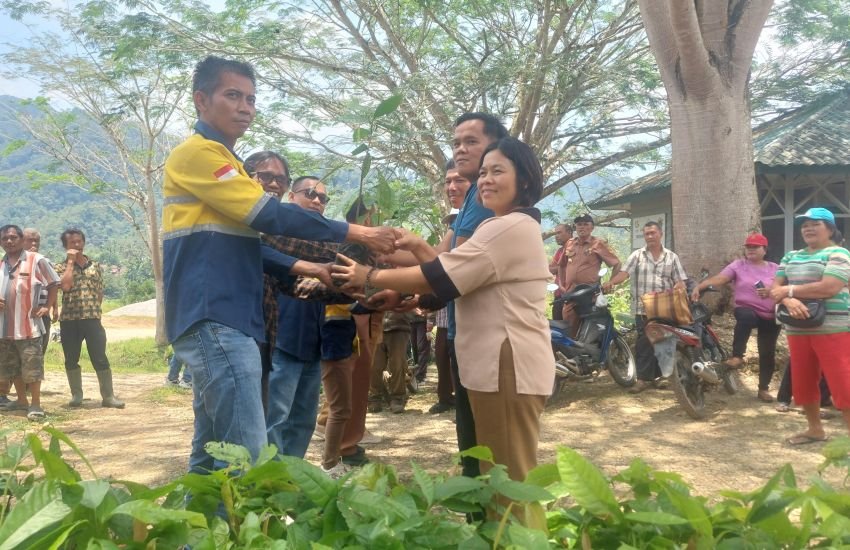 Petani di Lingkar Tambang PT DPM Ikuti Pelatihan Budidaya Kakao dan Terima Bibit