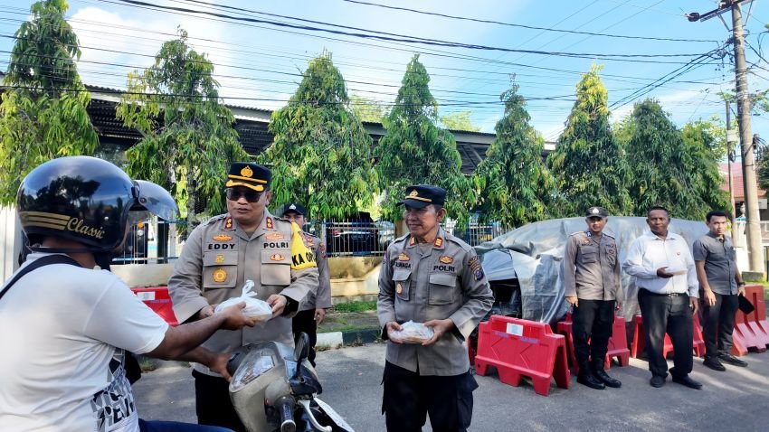 Hari Pertama Bertugas, Kapolres Sibolga dan Bhayangkari Bagikan Takjil untuk Warga