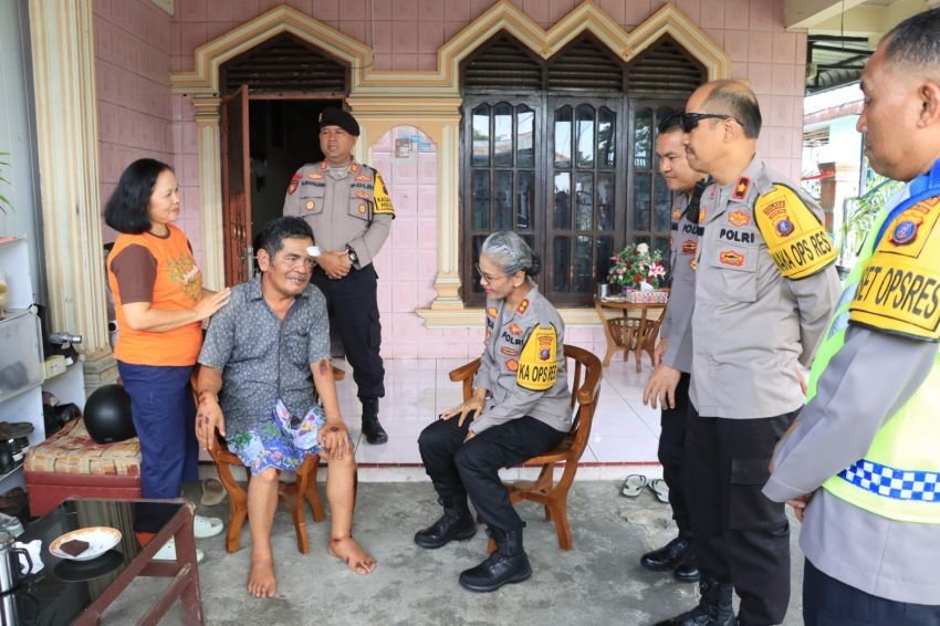 Beri Semangat, Kapolres Pematangsiantar Jenguk Kasi Propam yang Alami Luka Akibat Kecelakaan