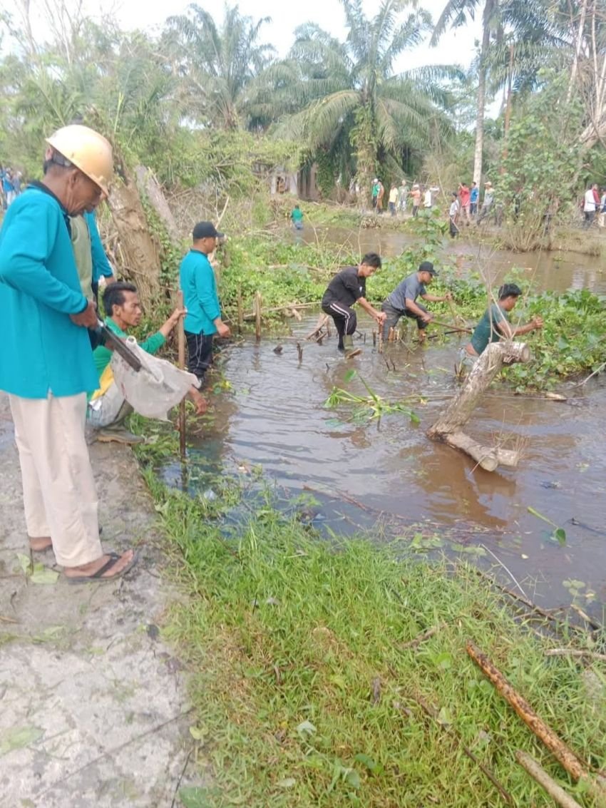 Antisipasi Banjir, Perangkat Kecamatan Gotong Royong di Titi Payung Bandar Jepang