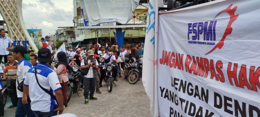 Massa Buruh PT AAG Labuhanbatu Unjuk Rasa Minta Setop Pelibatan Istri dan Anak