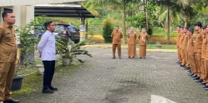 Hari Pertama Kerja, Wabup Pimpin Apel Pagi di Kantor Disdukcapil Labura
