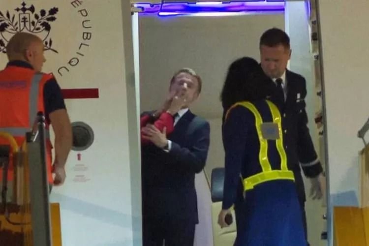 Presiden Prancis Ditoyor Istri, Macron : Kami Sering Bercanda
