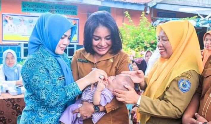 Ketua TP PKK dan Dinas Kesehatan Labuhanbatu Imunisasi Anak-anak di Sidorejo
