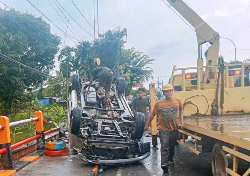 Pemotor Tewas Tabrakan dengan Innova yang Hilang Kendali di Jembatan Paluhkemiri
