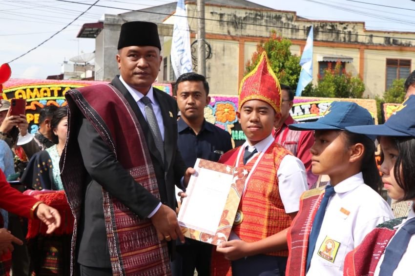 Pemkab Toba Serahkan Penghargaan untuk Siswa yang Lolos ke Sekolah Unggulan