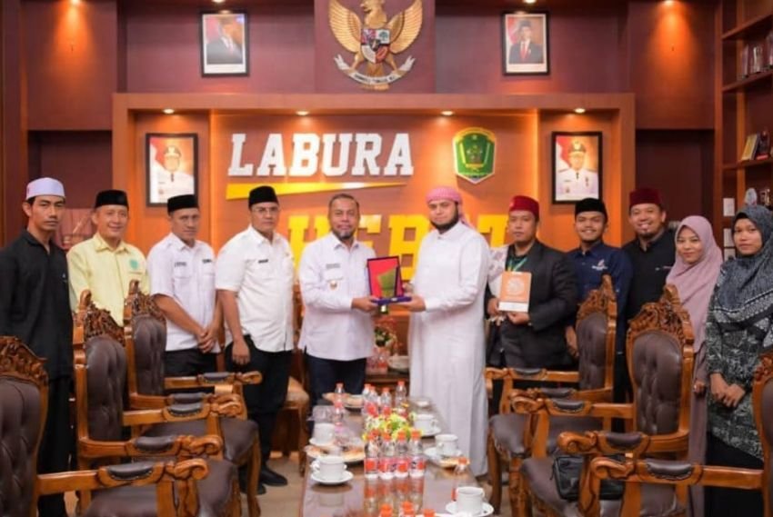 Ulama Mesir Syeikh Abdurrachman Hassan Al Misri Berkunjung ke Kantor Bupati Labura