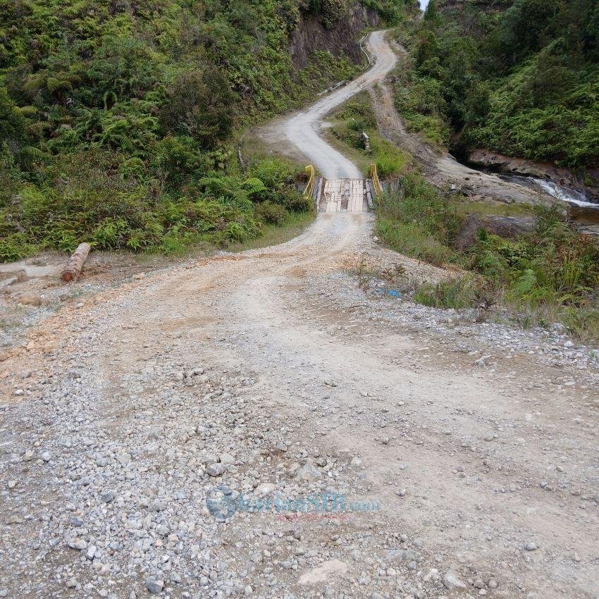 Warga Desa Parnapa Humbahas "Marah" Akibat Jalan Desa Hancur Dilindas Truk Ilegal Logging