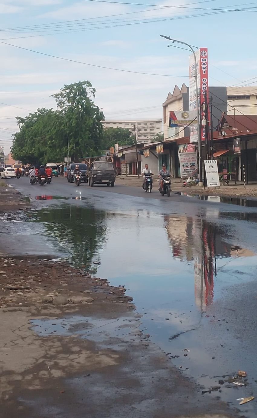 Drainase Tidak Berfungsi, Jalan Marelan Raya Terendam Air Limbah