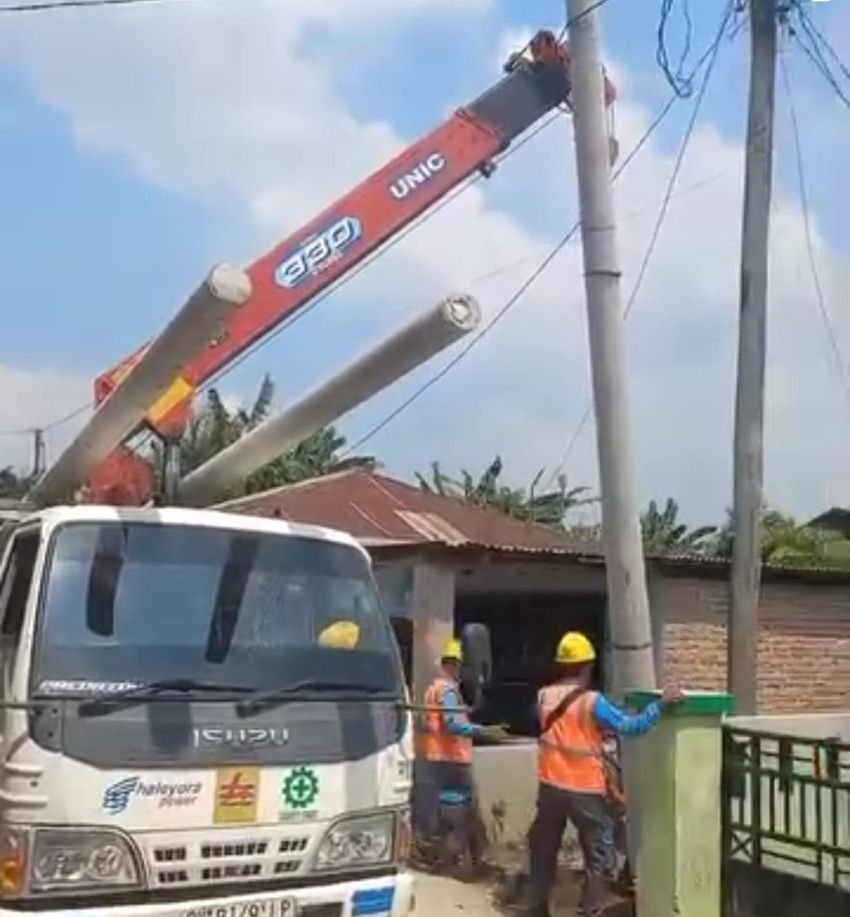 Wakil Ketua DPRD SU Pasang Tiang Listrik ke Dusun Mulia Bakti, Stabat Masyarakat Nikmati Penerangan