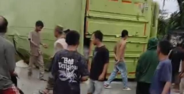 Truk Bermuatan Beras Alami Rem Blong, Tabrak 2 Mobil dan 1 Rumah di Tapsel