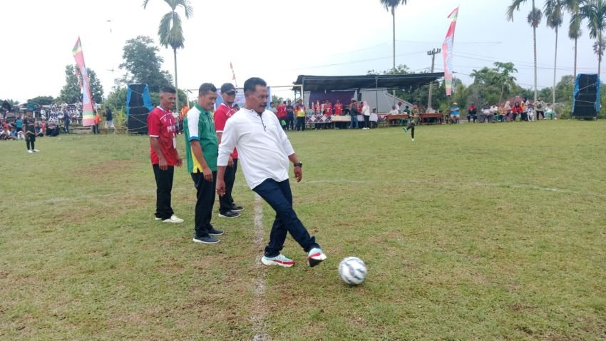 Kades Buka Turnamen Sepak Bola U-12 Meriahkan HUT RI di Parmonangan