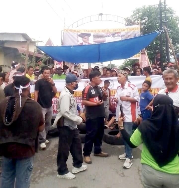 Tolak Eksekusi, Ratusan Warga Blokir Jalan Utama  Tanah Garapan Desa Helvetia