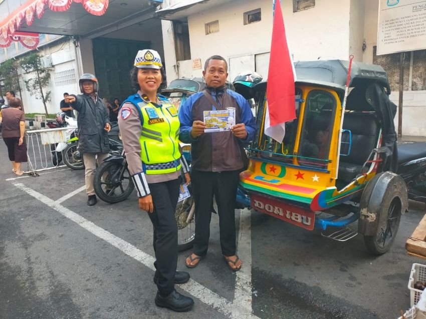 Sat Lantas Polres Pematangsiantar Tertibkan Parkir Sembarangan di Jalan Surabaya.