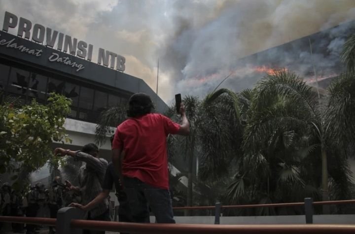 Gedung DPRD NTB Terbakar, Massa Lakukan Penjarahan