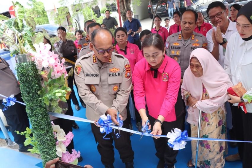 Wanita Lansia Terima Bantuan Bedah Rumah dari Polrestabes Medan