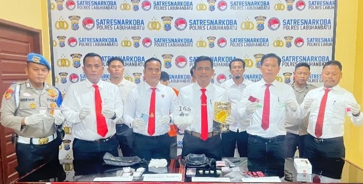 Satresnarkoba Polres Labuhanbatu Bekuk 2 Pengedar, Amankan Sabu 725,21 Gram dan 114 Butir Ekstasi-Happy-5