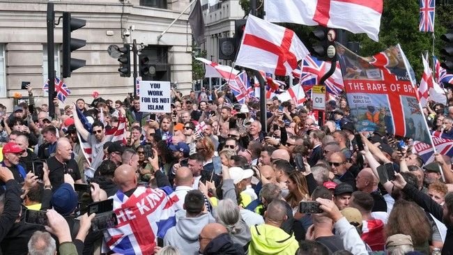 London Membara: 110 Ribu Demonstran Anti-Imigran Bentrok dengan Polisi