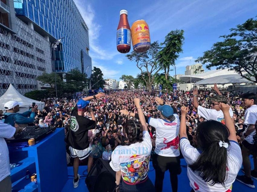 Massa Penuhi Kompleks Lapangan Merdeka Medan dalam “Satu Energi, Satu Semangat” Kratingdaeng