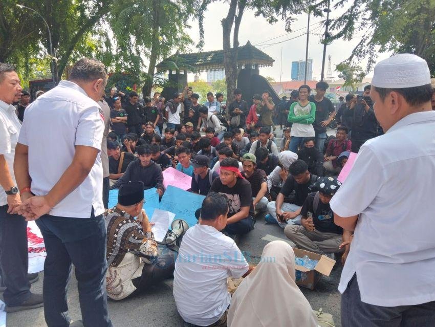 Peringati Hari Tani Nasional, Massa Berbagai Organisasi "Geruduk" DPRD SU Tuntut Tutup PT TPL