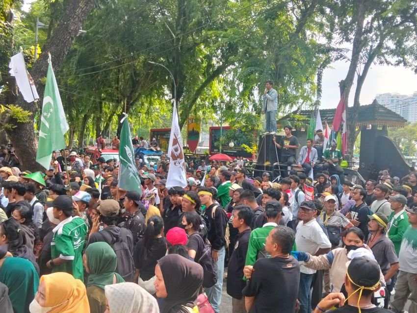 Massa Buruh, Mahasiswa dan Masyarakat Adat Cari Wagub ke DPRD Sumut