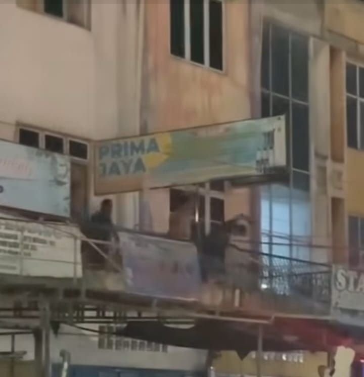 Dipergoki Mencuri Besi dan Kabel di Ruko, Seorang Pria Dipukuli Warga